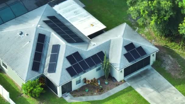 Standard American Residential House Rooftop Covered Solar Photovoltaic Panels Producing — Stok video
