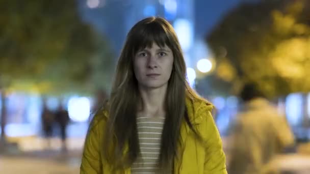 Gece Vakti Aydınlanmış Şehir Caddesinde Tanınmayan Insanların Siluetlerini Hareket Ettiren — Stok video