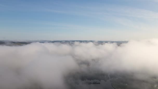 Ovanifrån Landskap Täckt Med Pösig Morgondimma Kall Fuktig Luft Kondenserar — Stockvideo