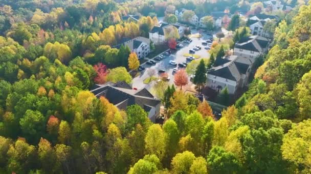 サウスカロライナ州の郊外の黄色の倒木の間のアパートの住宅コンドミニアムの上からの眺め 米国郊外の不動産開発の例としてのアメリカの住宅 — ストック動画
