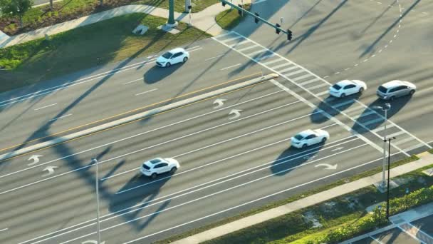 Trafik Işıklarıyla Kesişen Geniş Çoklu Şeritli Bir Yoldan Görüntüyü Abd — Stok video