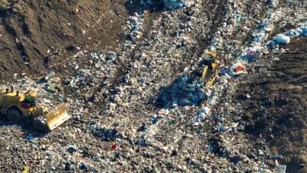 Abfallwirtschaftskonzept Große Mülldeponie Mit Planierraupen Die Müll Unter Der Erde — Stockvideo