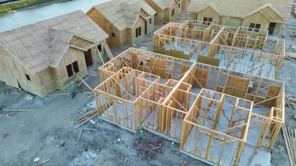 建造中的廉价美国新住房的木制框架 美国住宅的发展 — 图库视频影像
