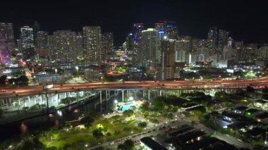 Miami City, Florida 'da gece vakti hızlı sürüş araçlarıyla Amerikan otoyolunun havadan görüntüsü. ABD ulaşım altyapısının üstünden görüntüle.