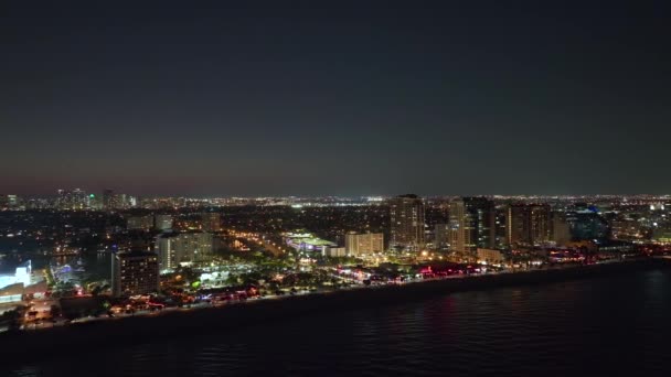 夜间俯瞰劳德代尔堡的景色 拉斯奥拉斯海滩前的豪华酒店和公寓 美国佛罗里达州南部旅游基础设施的高角景观 — 图库视频影像