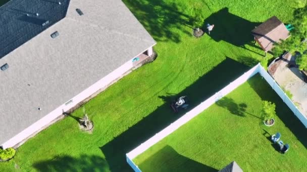 Vista Aérea Del Hombre Trabajador Cortando Hierba Verano Con Vehículo — Vídeos de Stock