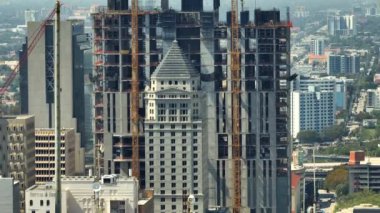 Amerikan kentsel bölgesinde yeni gelişen direncin havadan görüntüsü. Miami, Florida 'da endüstriyel inşaat alanında vinçler. ABD 'de konut büyümesi kavramı.