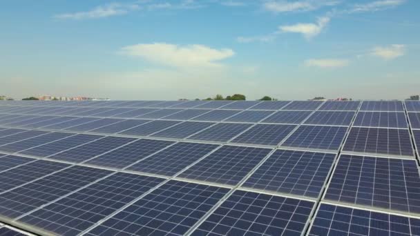 緑の生態系電力を生産するための産業用建物の屋根の上に青い太陽光パネルを搭載した太陽光発電所の空中ビュー 持続可能なエネルギー概念の生産 — ストック動画