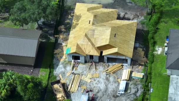 佛罗里达州安静的农村地区正在建设的带木制屋架的郊区民房的空中景观 — 图库视频影像