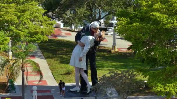 플로리다주 소타의 프론트 근처에 조건없는 항복의 동상의 — 비디오