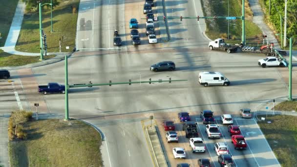美国城市的交通从上方 美国的城市交通 与红绿灯交界处有活动车辆的宽多车道道路的空中景观 — 图库视频影像