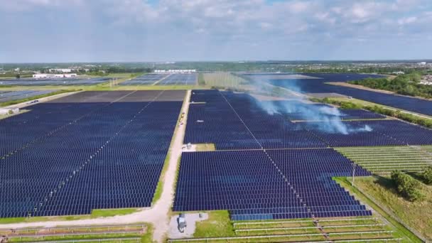 Gevaarlijke Bosbrand Bij Duurzame Elektriciteitscentrale Met Vele Rijen Fotovoltaïsche Zonnepanelen — Stockvideo