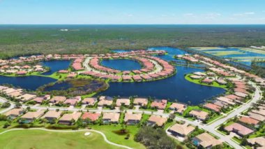 Florida yerleşim bölgesindeki Ian kasırgasından sonra evlerin etrafını su basmış. Doğal afetin sonuçları..