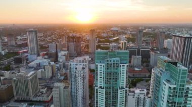 Modern Amerikan megapolis 'indeki yüksek ticari ve meskun gökdelen binaları. Gün batımında ABD 'nin Florida kentindeki Miami Brickell şehir merkezinin hava görüntüsü..