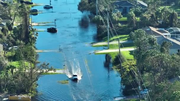 飓风伊恩在佛罗里达州居民区用移动的汽车淹没了街道 周围都是水屋 自然灾害的后果 — 图库视频影像
