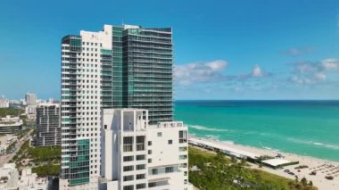 Yüksek lüks otelleri, apartmanları ve kumlu sahili olan Miami Beach şehri. Güney Florida, ABD 'de yüksek açılı turizm altyapısı.