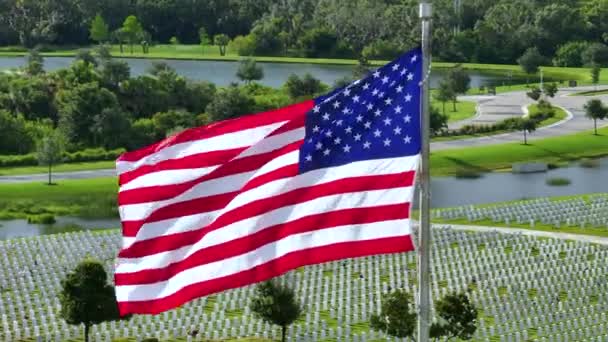 Sarasota National Cemetery Usa Flag Waving Many White Tombstones Green — Stock video