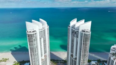 Şatafatlı otelleri ve Atlantik Okyanusu kıyısındaki apartman binaları olan Sunny Isles Beach City. Güney Florida 'daki Amerikan turizm altyapısı.