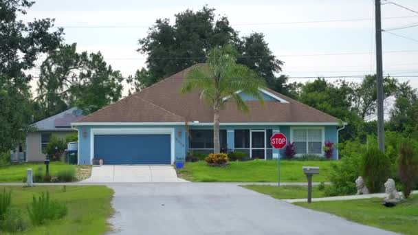 一户人家 有双层车库门 前面有宽阔的车道 佛罗里达州南部的普通私人住宅 — 图库视频影像