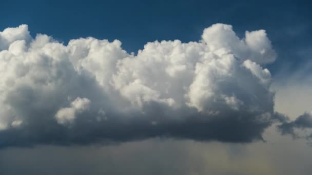 暴风雨前在黑暗的天空中形成的暴风雨积云的时间 云彩天气的移动和变化 — 图库视频影像