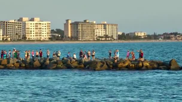 フロリダ州のノコミス桟橋で休暇を楽しむ観光客 海辺の夏のアクティビティ — ストック動画