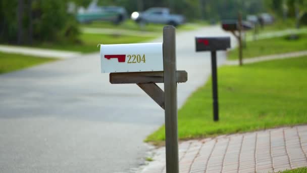 郊区街道边典型的美国室外邮筒 — 图库视频影像