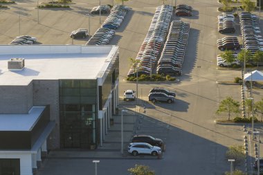 Satılık bir sürü yeni arabasıyla bayilik otoparkının havadan görüntüsü. Amerikan otomotiv endüstrisinin gelişimi.