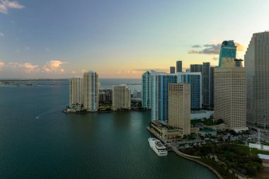 Miami Brickell 'in şehir merkezinin hava görüntüsü, Florida, ABD gün batımında. Modern Amerikan megapolis 'indeki yüksek ticari ve meskun gökdelen binaları.