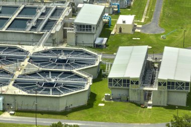 Kentsel atık su arıtma tesisindeki modern su temizleme tesisinin havadan görüntüsü. İstenmeyen kimyasalların, askıya alınmış katı maddelerin ve gazların kirlenmiş sıvılardan çıkarılması süreci.