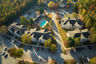 Sonbahar mevsiminde Güney Carolina banliyölerinde sarı ağaçlar arasındaki yeni apartman dairelerinin hava manzarası. Amerikan banliyölerinde gayrimenkul geliştirme.