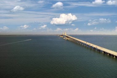 Florida 'daki Tampa Körfezi üzerindeki Sunshine Skyway Köprüsü' nün hava görüntüsü. Ulaşım altyapısı kavramı.