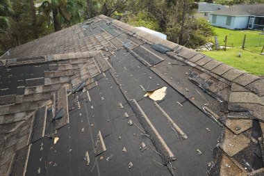 Florida 'daki Ian kasırgasından sonra kiremitleri eksik olan hasarlı bir çatı. Doğal afetin sonuçları..