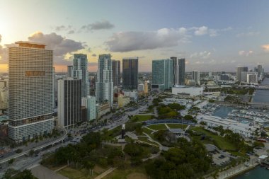 Florida, ABD 'de Miami Brickell şehir merkezinin akşam manzarası. Modern Amerikan megapolis 'inde karanlık yüksek gökdelen binaları olan gökyüzü..