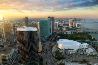 Florida, ABD 'de Miami Brickell şehir merkezinin akşam manzarası. Modern Amerikan megapolis 'inde yüksek gökdelen binaları olan gökyüzü çizgisi.