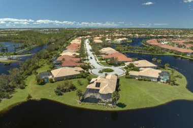 Florida yerleşim bölgesinde Ian kasırgası ile sel basmış evler. Doğal afetin sonuçları..