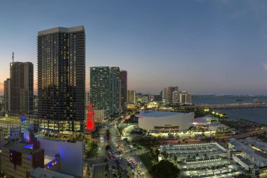 Florida, ABD 'de Miami Brickell şehir merkezinin gece şehir manzarası. Yüksek gökdelen binaları ve modern Amerikan megapolis trafiği olan bir cadde..