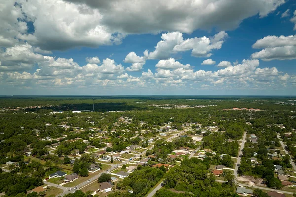Вид Воздуха Пригородные Частные Дома Между Зелеными Пальмами Флориде — стоковое фото