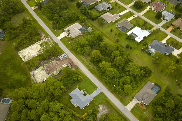 Luftaufnahme Von Vorort Privathäusern Zwischen Grünen Palmen Florida Ruhige Ländliche — Stockfoto