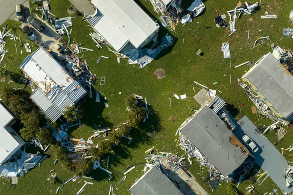 Luftaufnahme Schwer Beschädigter Mobilheime Nachdem Hurrikan Ian Durch Ein Wohngebiet — Stockfoto
