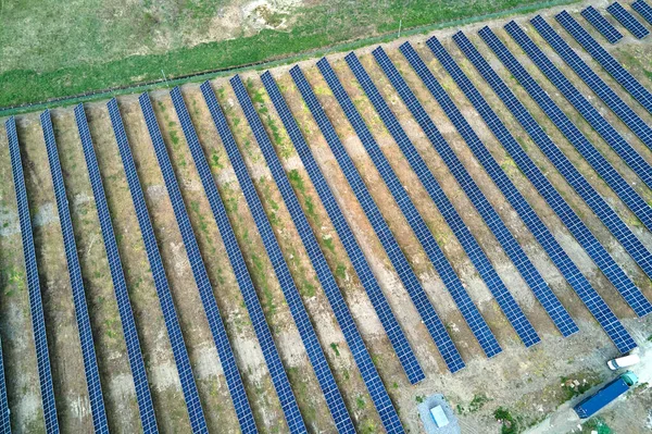 Widok Lotu Ptaka Dużą Zrównoważoną Elektrownię Wieloma Rzędami Słonecznych Paneli — Zdjęcie stockowe