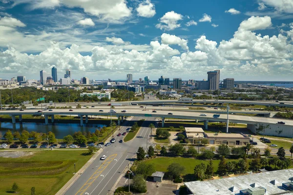 Flygfoto Över Jacksonville Stad Med Höga Kontorsbyggnader Och Amerikansk Motorväg — Stockfoto