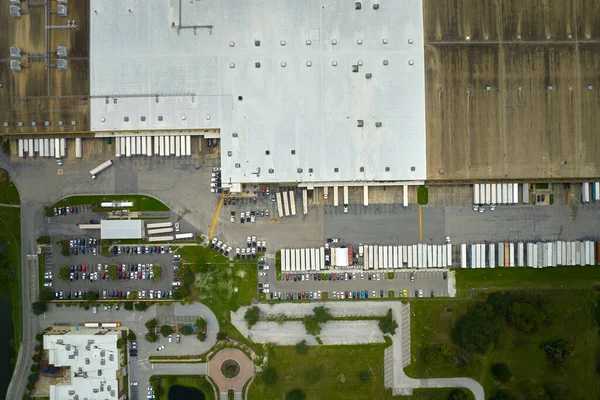 Légi Felvétel Nagy Kereskedelmi Elosztó Központ Sok Teherautó Kirakodása Feltöltése — Stock Fotó