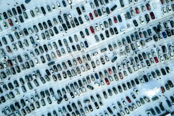 Вид Воздуха Многие Автомобили Припаркованные Продажи Людей Гуляющих Рынку Автомобилей — стоковое фото