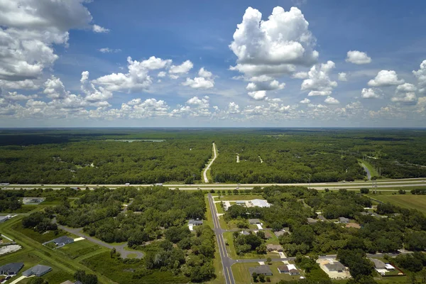 Küçük Bir Kasabada Sokak Trafiğinin Hava Görüntüsü Florida Sakin Yerleşim — Stok fotoğraf