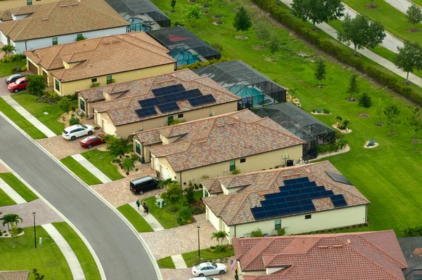 Widok Powietrza Szczelnie Położonych Domów Rodzinnych Panelami Słonecznymi Dachach Florydzie — Zdjęcie stockowe