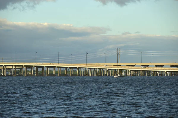 Barron Collier Bridge Gilchrist Bridge Florida Con Tráfico Movimiento Infraestructura — Foto de Stock