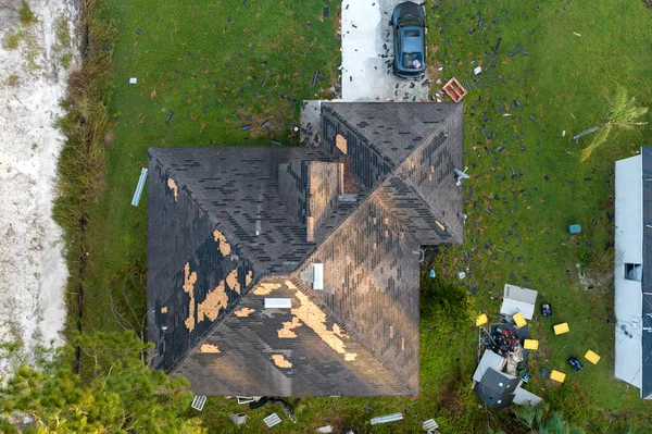 Consequências Catástrofe Natural Telhado Casa Danificada Com Telhas Ausentes Após — Fotografia de Stock