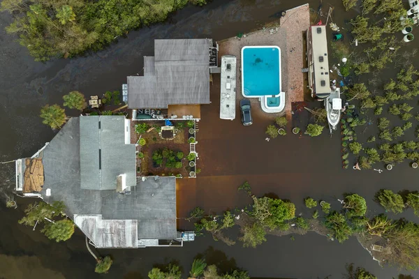 Folgen Einer Naturkatastrophe Schwere Überschwemmungen Mit Hochwasser Umgeben Wohnhäuser Nach — Stockfoto