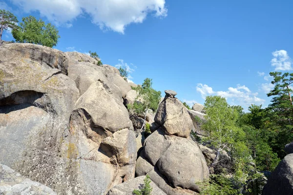 Huge Rocky Boulder Formations High Mountains Growing Trees Summer Sunny — Φωτογραφία Αρχείου