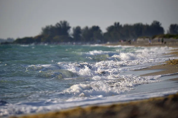 Приморский Песчаный Пляж Пенными Волнами Измельчающимися Берегу — стоковое фото